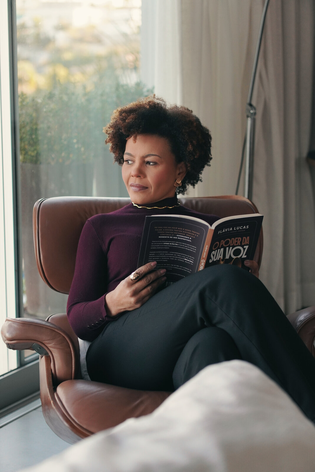 Flávia Lucas com o livro O Poder da Sua Voz